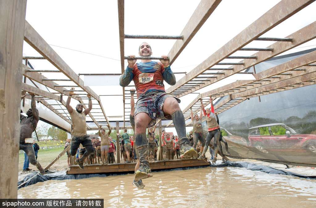 比比誰更臟！法國泥漿日參賽選手變身“泥人”摸爬滾打嗨翻天