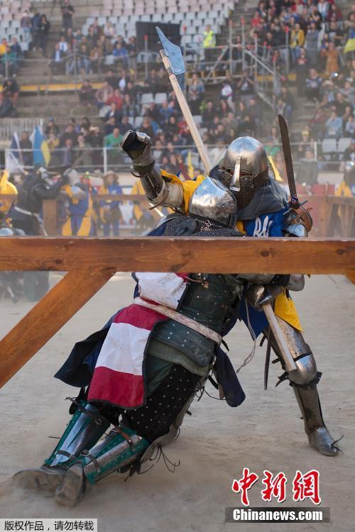 中世紀格斗世錦賽舉行 選手著盔甲變戰斗民族