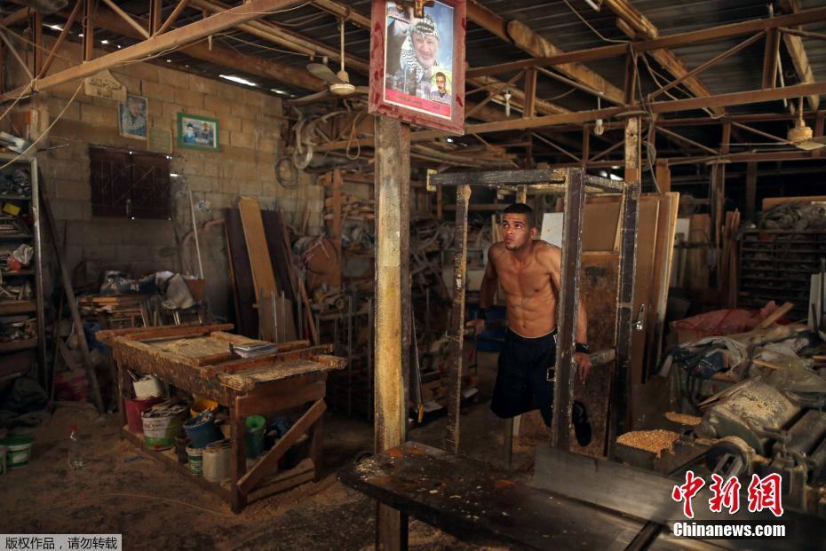 隨時隨地秀肌肉 加沙男子展示街頭健身技巧