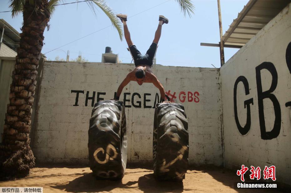 隨時(shí)隨地秀肌肉 加沙男子展示街頭健身技巧