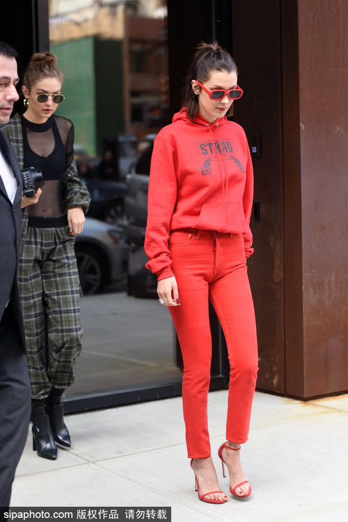 貝拉·哈迪德今天這身紅透了！高馬尾活力十足