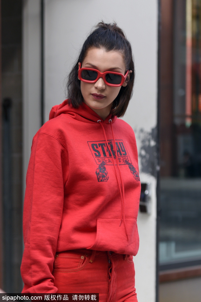 貝拉·哈迪德今天這身紅透了！高馬尾活力十足