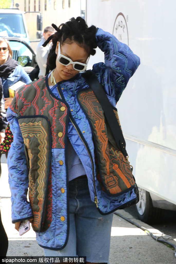 蕾哈娜潮裝現(xiàn)身片場 戴金鏈子表情冷酷