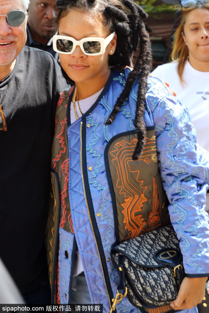 蕾哈娜潮裝現身片場 戴金鏈子表情冷酷