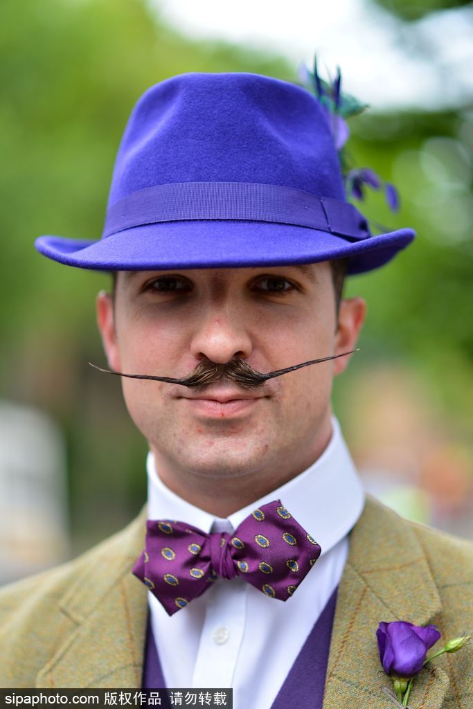 英國舉行復(fù)古騎行 粗花呢服裝引領(lǐng)懷舊風(fēng)潮