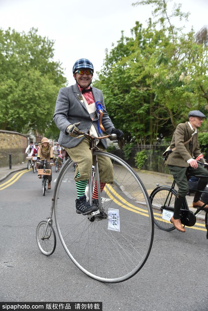英國(guó)舉行復(fù)古騎行 粗花呢服裝引領(lǐng)懷舊風(fēng)潮