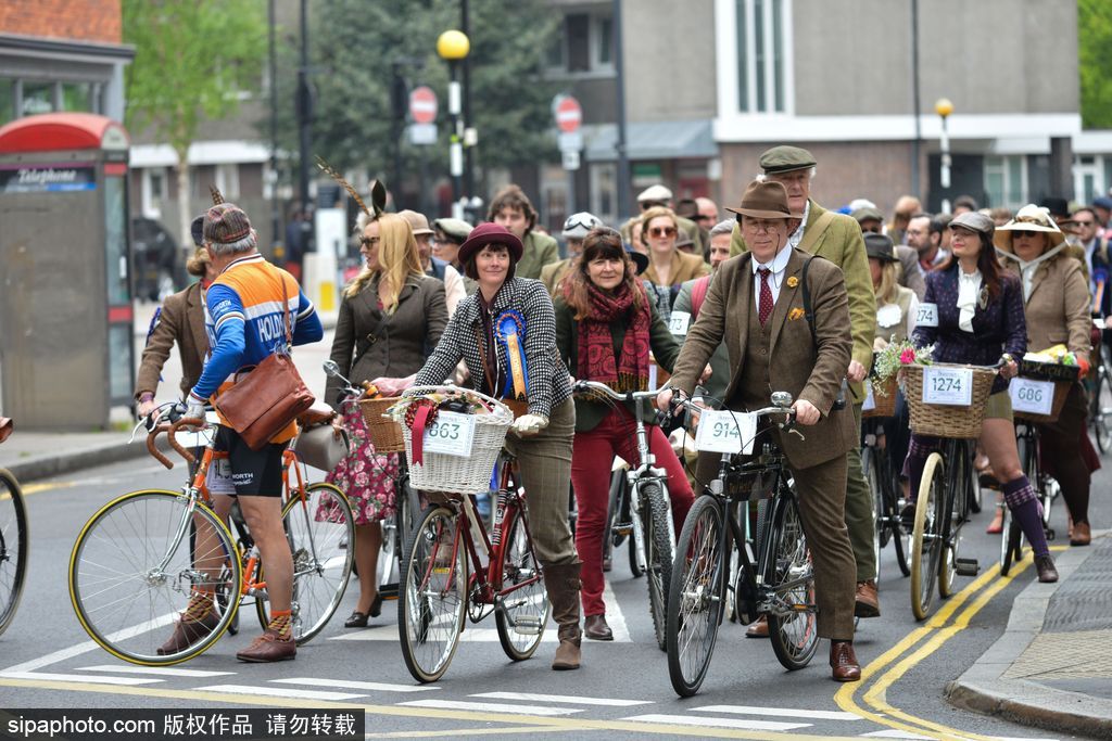 英國舉行復(fù)古騎行 粗花呢服裝引領(lǐng)懷舊風(fēng)潮
