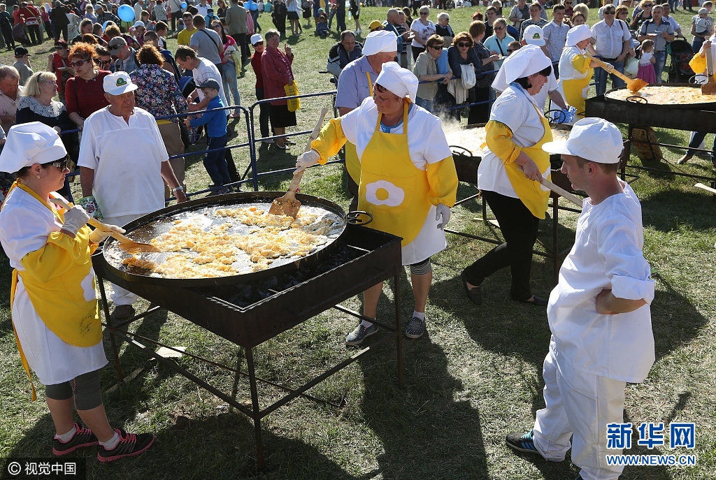 俄羅斯舉辦地區間文化節 民眾大鍋攤雞蛋挑戰紀錄（組圖）