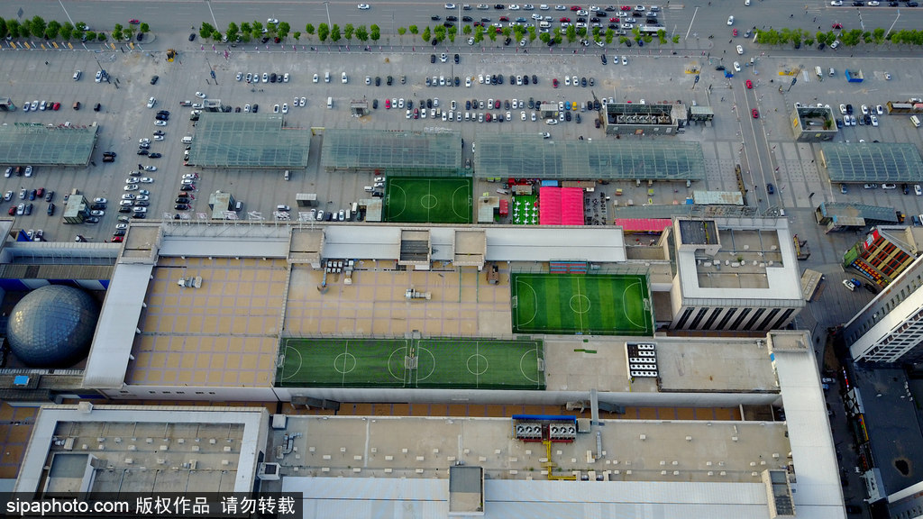 航拍沈陽一商場竟有三個足球場 樓頂踢球刺激拉風
