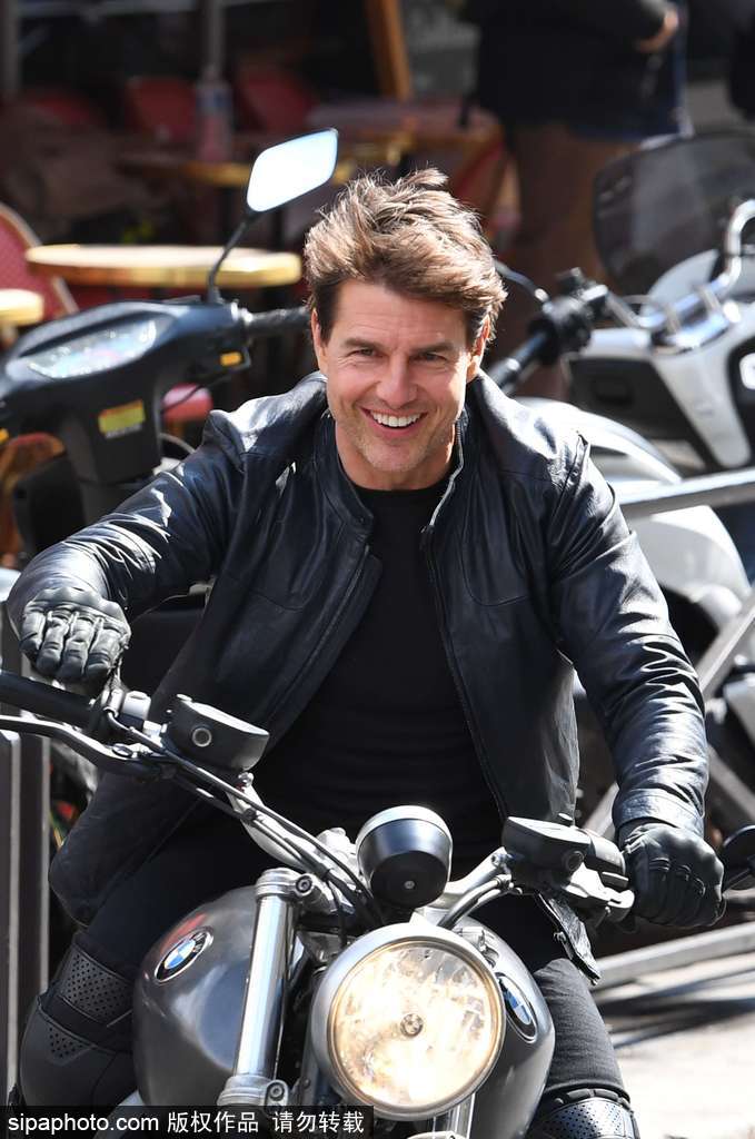 阿湯哥開重型機車駛過巴黎街道 英姿颯爽魅力不減當年