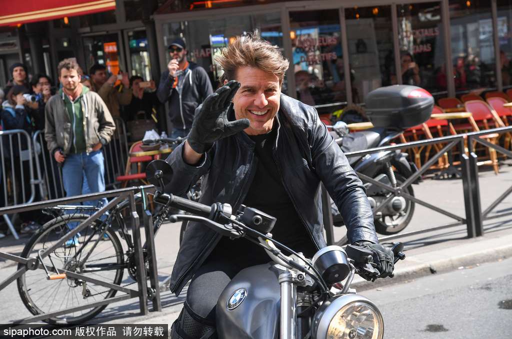 阿湯哥開(kāi)重型機(jī)車駛過(guò)巴黎街道 英姿颯爽魅力不減當(dāng)年