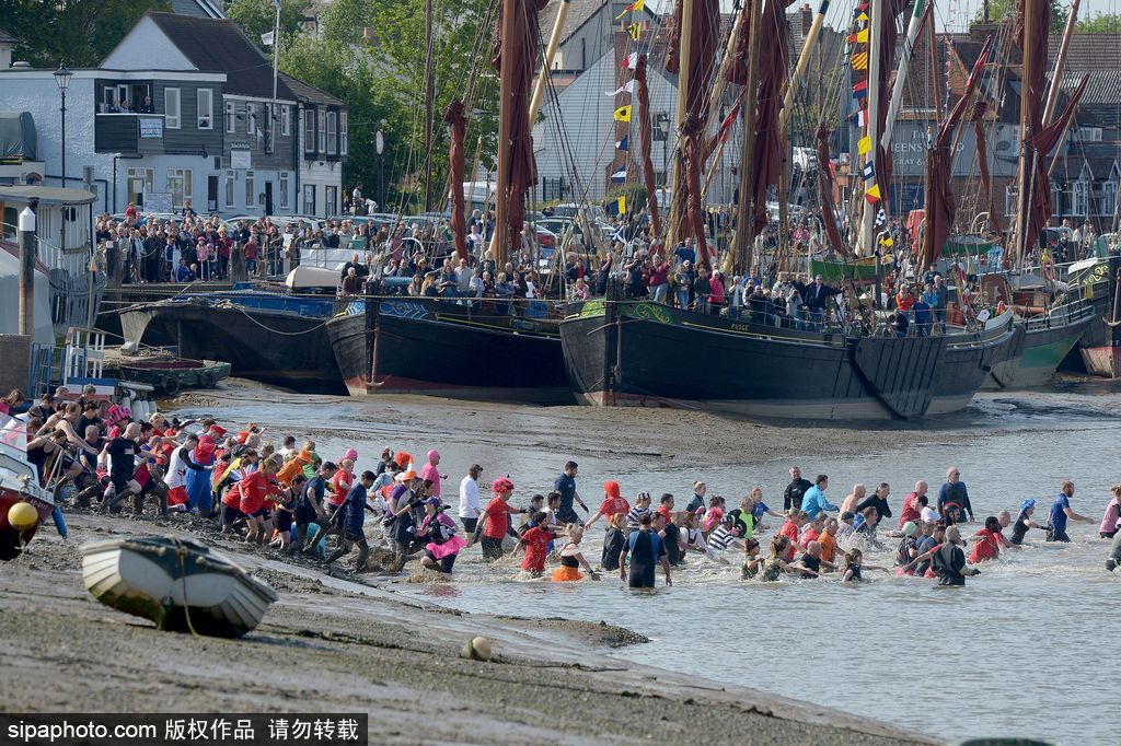 城會玩！英國公園上演滾泥巴大賽 妹子、硬漢泥地摸爬滾打