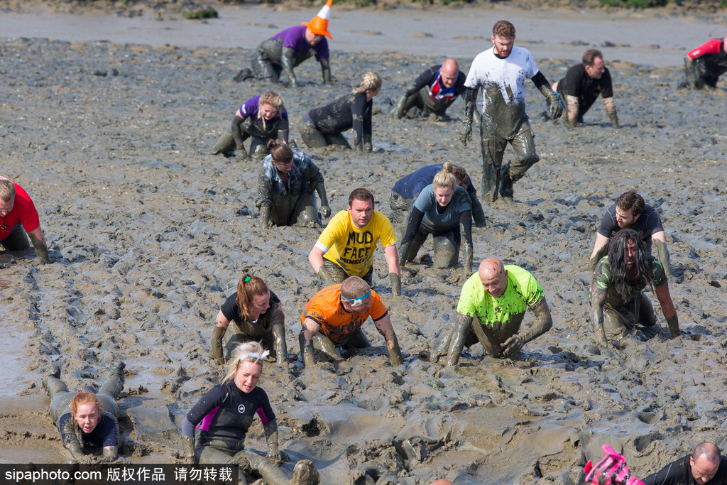 城會玩！英國公園上演滾泥巴大賽 妹子、硬漢泥地摸爬滾打