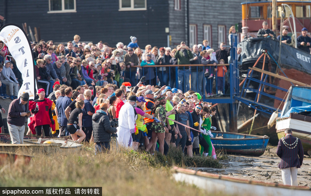 城會玩！英國公園上演滾泥巴大賽 妹子、硬漢泥地摸爬滾打
