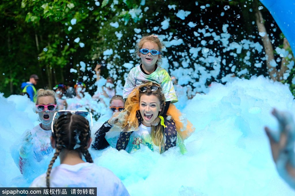 重回童年！英國舉行五彩泡泡跑 體驗最開心五公里