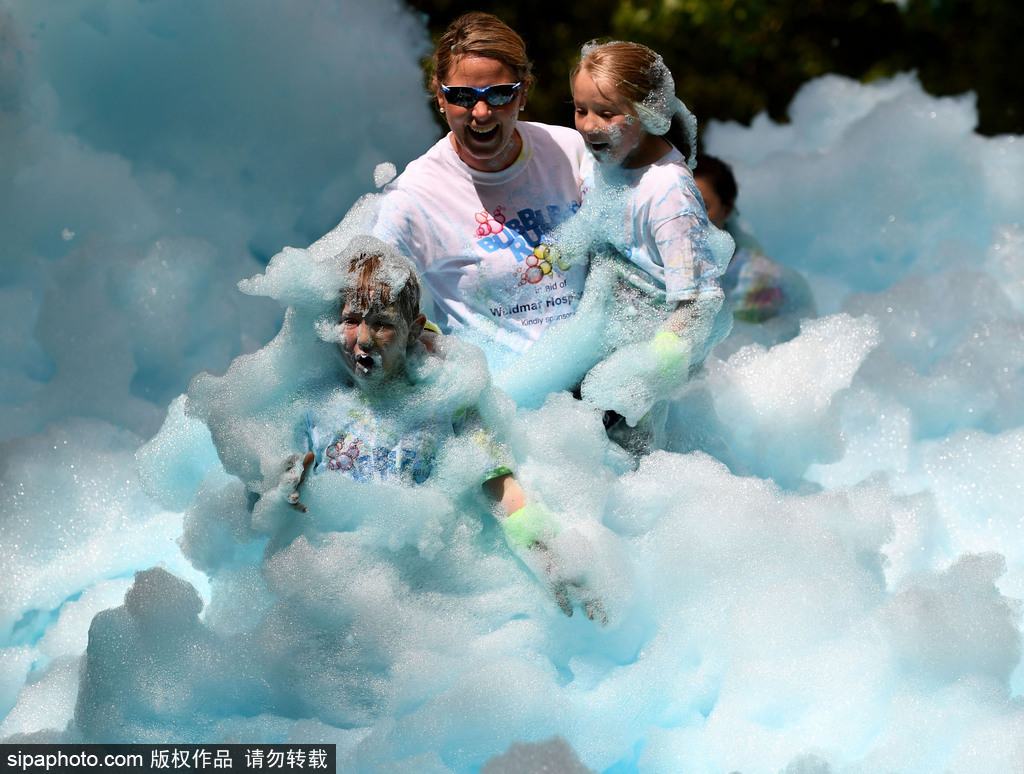 重回童年！英國舉行五彩泡泡跑 體驗最開心五公里