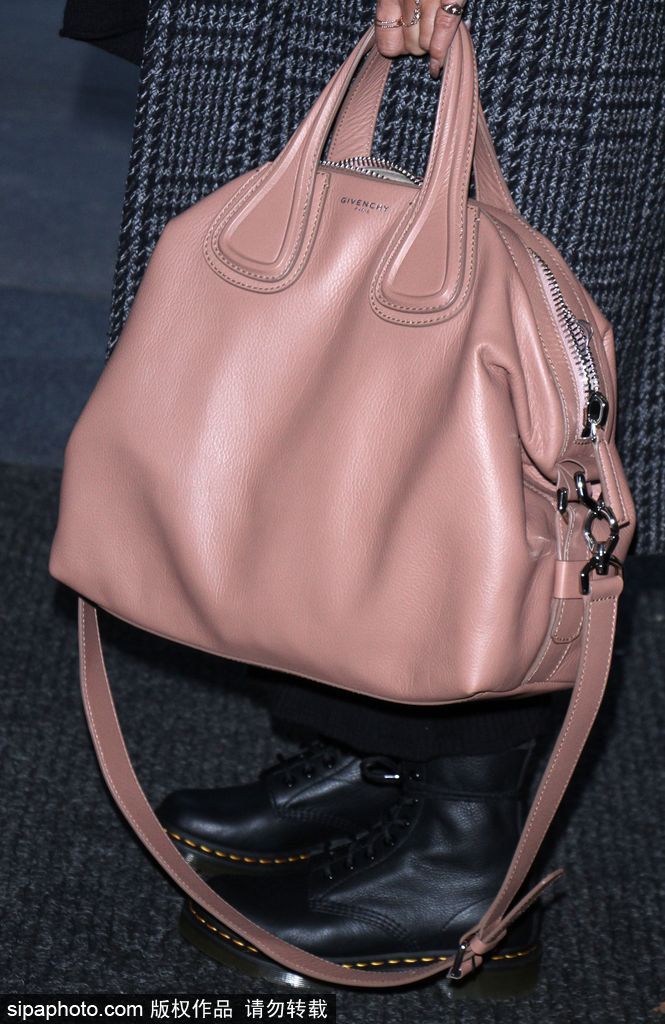 凡妮莎-哈金斯大衣圍巾包裹嚴實 與粉絲街頭合影顯親昵