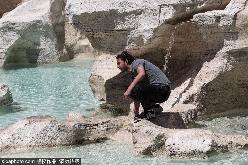 意大利著名景點特萊維噴泉“爬”滿游客 只為拍到完美的照片