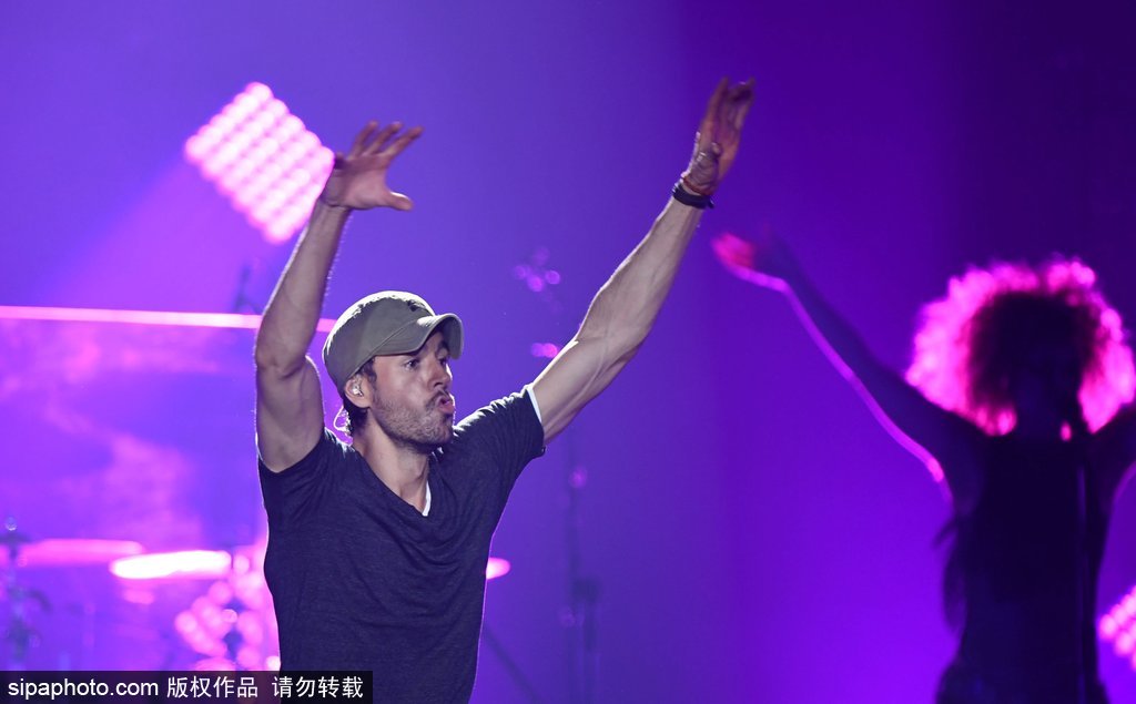 “情歌王子”安立奎演唱會 活力四射hold住全場