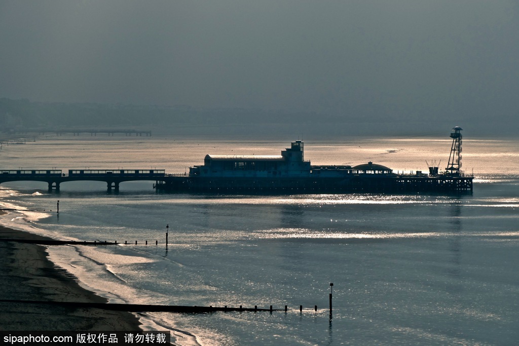 英國多塞特海邊落日 日光昏黃寧靜絕美