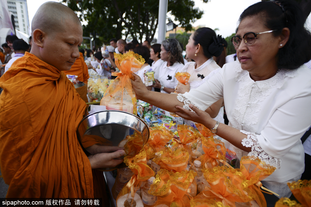 泰國慶祝佛誕節 民眾前往寺廟排隊祈福施善