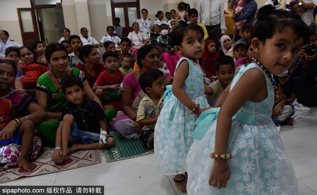 活下去就有希望 印度連體姐妹分離手術(shù)成功茁壯成長(zhǎng)