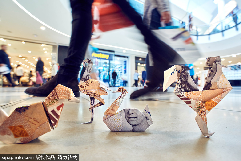 愛錢又耿直的英國(guó)人 購(gòu)物中心布置“英鎊紙鶴”為民眾制造驚喜