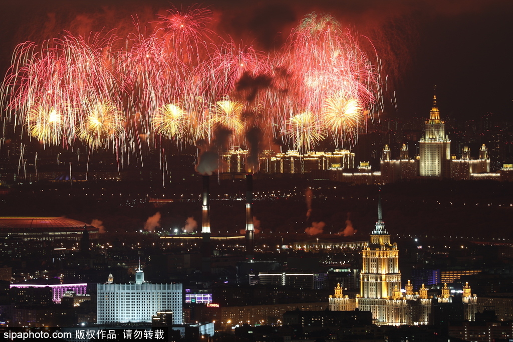莫斯科勝利日夜晚絢爛 約1萬枚煙花裝點夜空