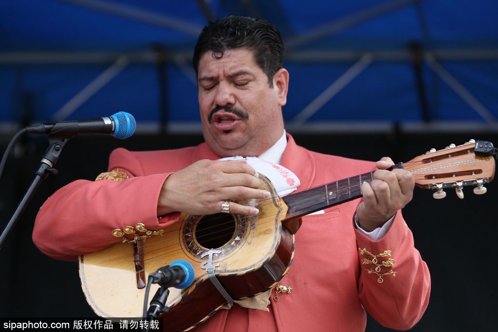 載歌載舞放飛自我 美國丹佛墨西哥裔民眾慶祝五月五日節(jié)