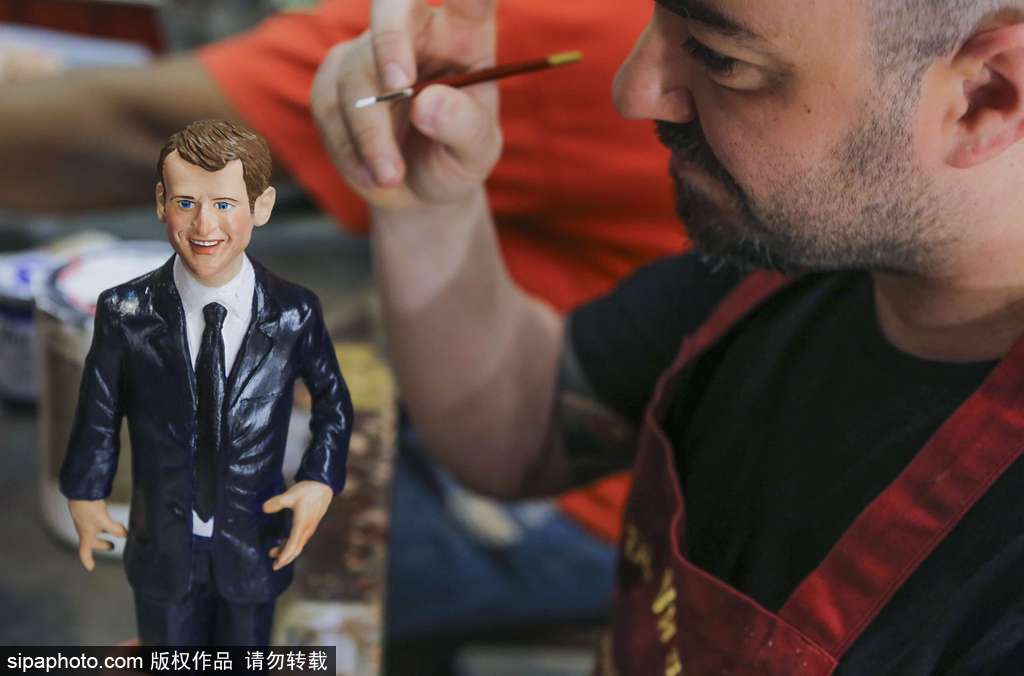 馬克龍當選法國總統 意大利工匠制作手工雕像栩栩如生