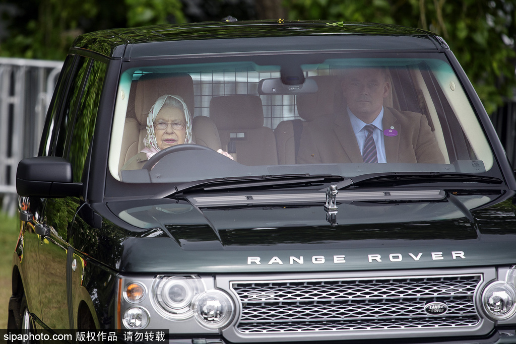 英國(guó)皇家溫莎馬展 女王又來“炫車技”