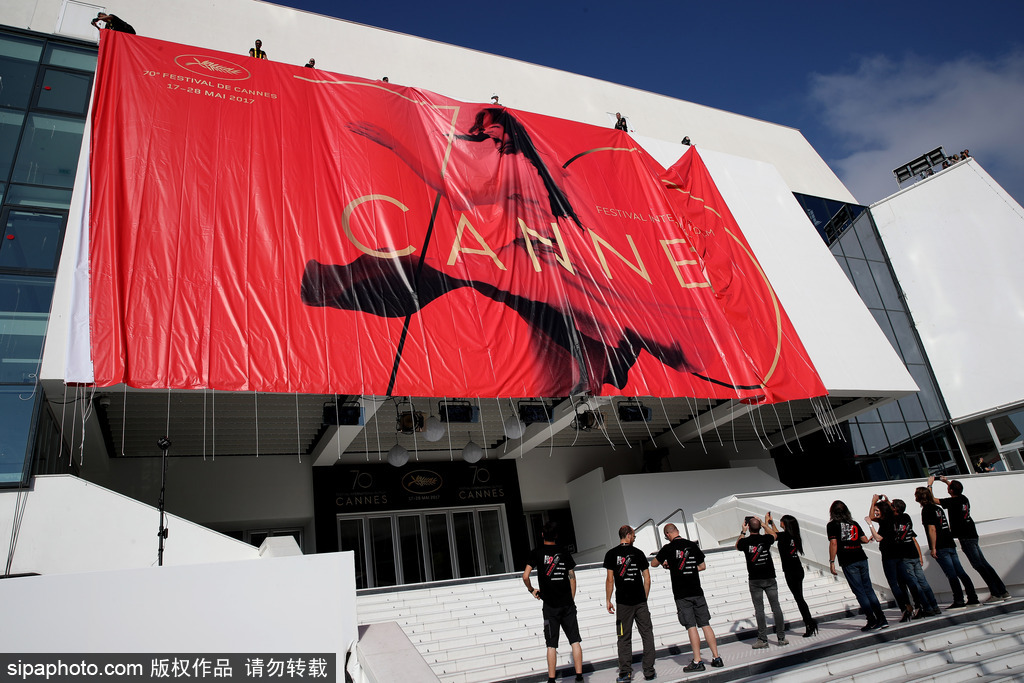 70屆戛納電影節前瞻準備 巨幅海報懸掛完畢