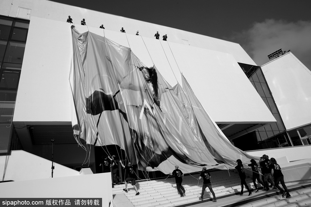 70屆戛納電影節前瞻準備 巨幅海報懸掛完畢