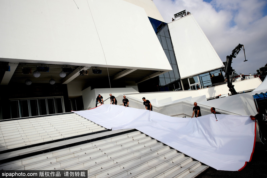 70屆戛納電影節(jié)前瞻準(zhǔn)備 巨幅海報懸掛完畢