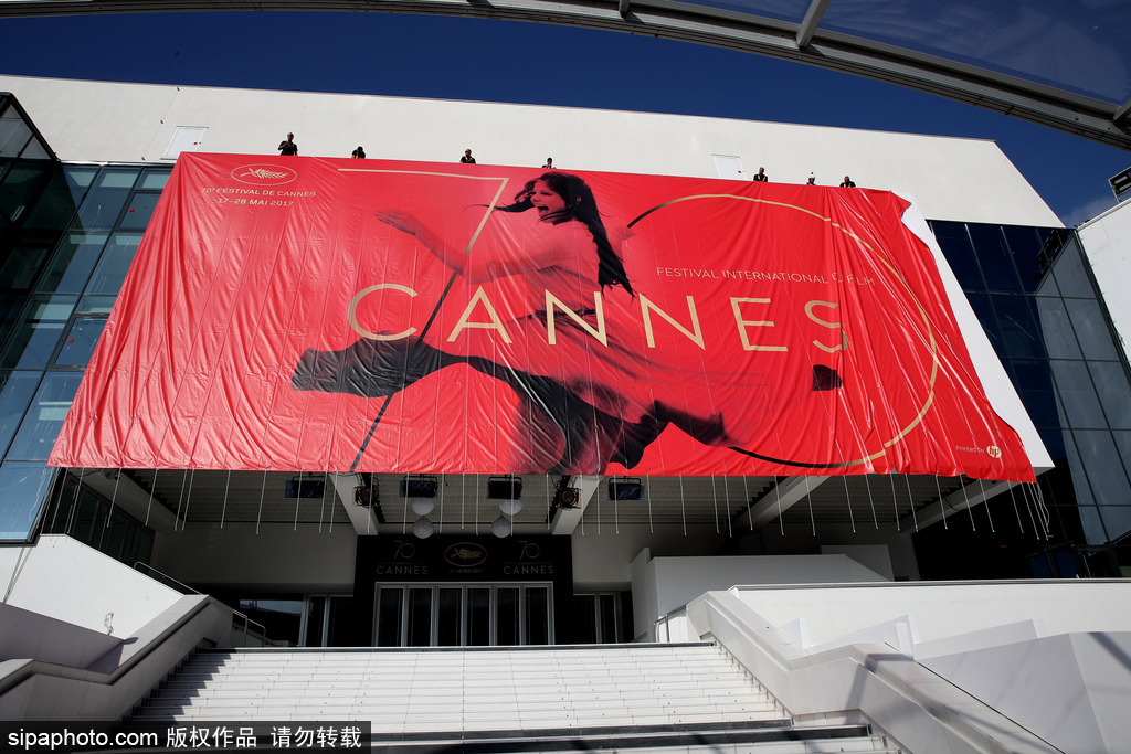70屆戛納電影節(jié)前瞻準(zhǔn)備 巨幅海報(bào)懸掛完畢