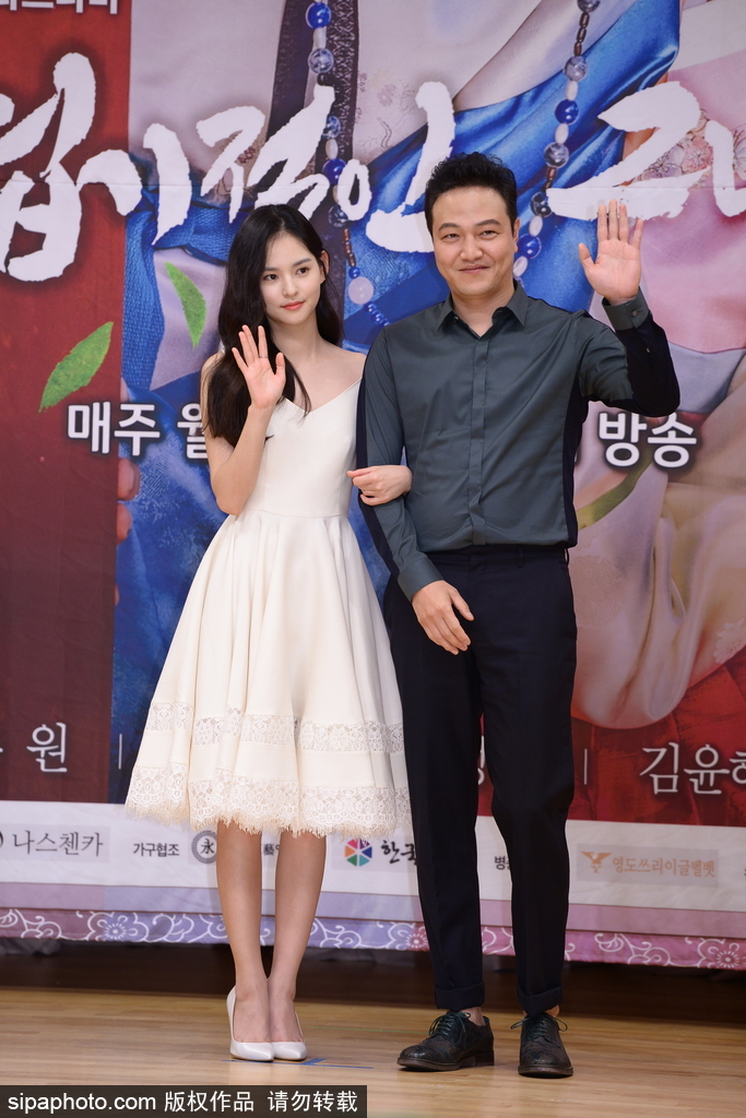 韓劇《我的野蠻女友》發(fā)布會(huì) 元?dú)饷滥兄茉慌前鼑u萌