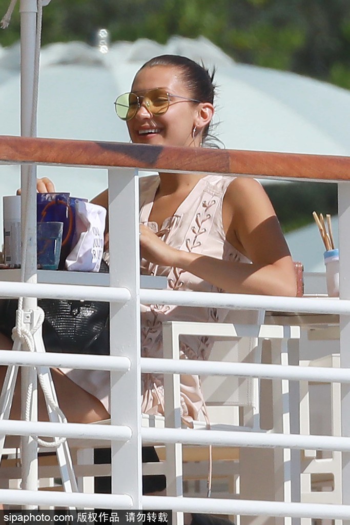 70屆戛納：貝拉·哈迪德白衣現身悠閑喝飲料與友人開心熱聊