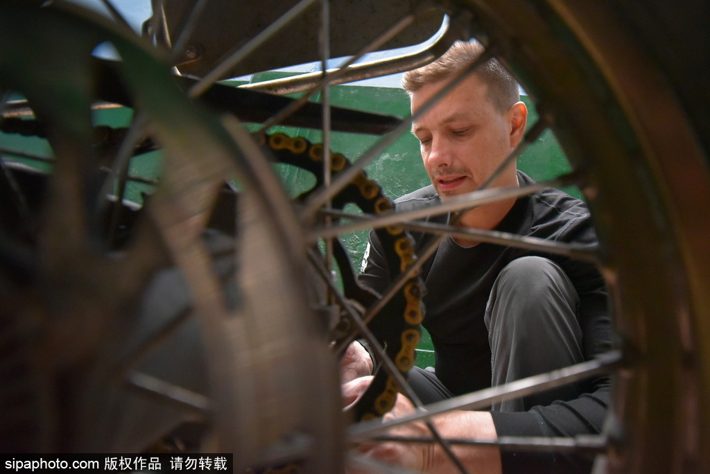 住在摩托車上的環球旅行 俄羅斯旅行家穿行62個國家