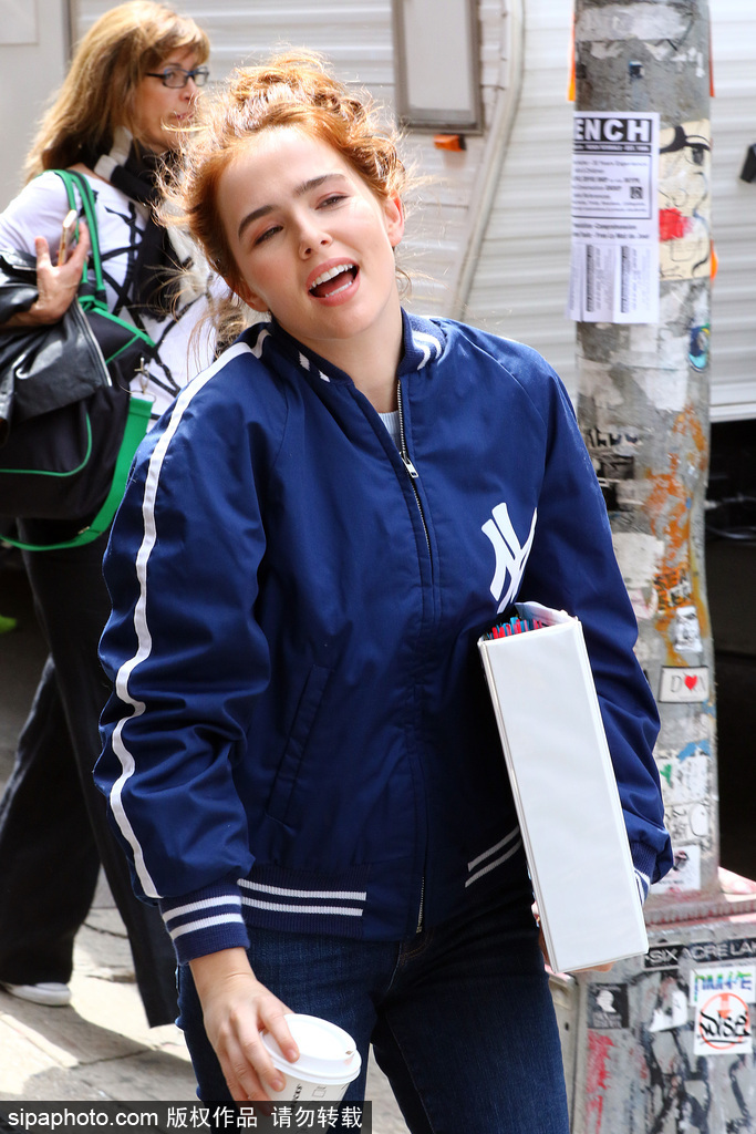 萬(wàn)惡的抓拍！鏡頭中的90后氣質(zhì)美女佐伊·達(dá)奇顏值崩塌表情瘋癲