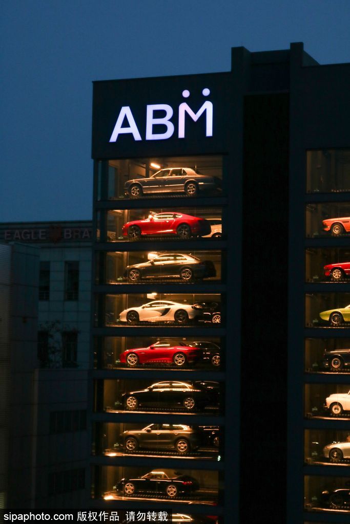 投幣買豪車！新加坡現(xiàn)世界最高汽車自動(dòng)售貨機(jī)達(dá)15層樓