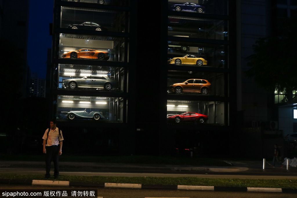 投幣買豪車！新加坡現(xiàn)世界最高汽車自動(dòng)售貨機(jī)達(dá)15層樓
