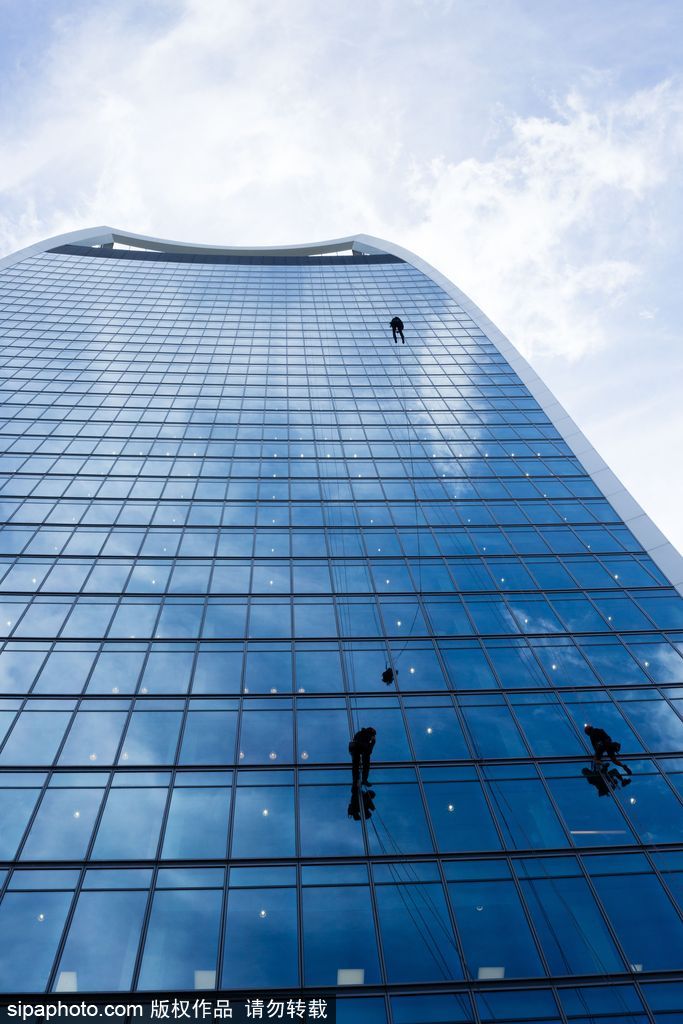 摩天大廈“行走者” 英國工人進行“對講機大樓”外壁檢查