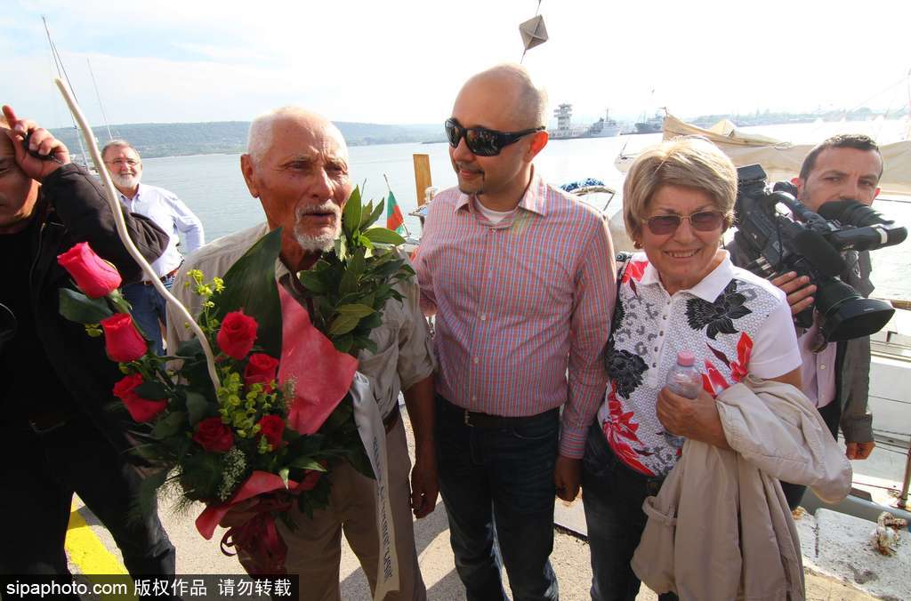 別再拿年齡當(dāng)借口 八旬老人獨(dú)自完成環(huán)球航行像“英雄”一樣歸來(lái)