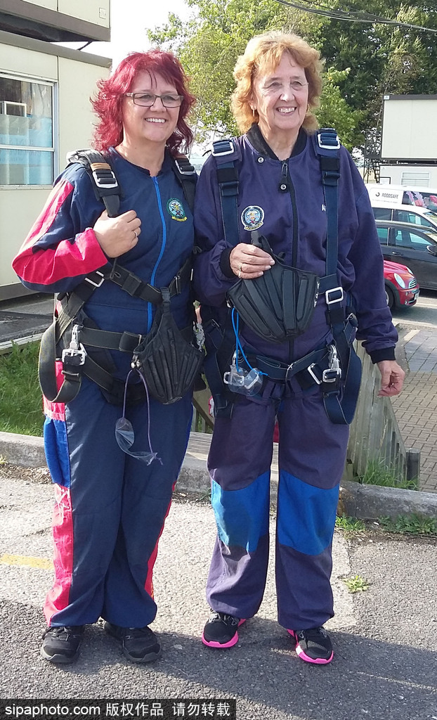 為了跳傘英國女子下決心減肥 終與75歲母親完成夢想