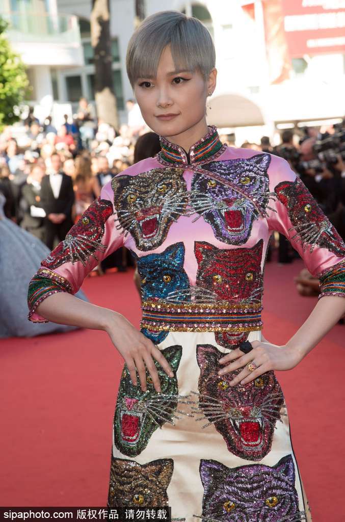 李宇春再次亮相戛納電影節(jié) 復(fù)古旗袍被評最佳著裝
