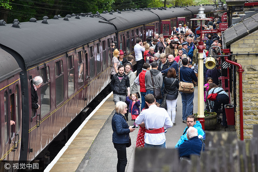 英國小鎮(zhèn)辦復(fù)古趴 情侶擁吻展示戰(zhàn)爭歲月另類愛情