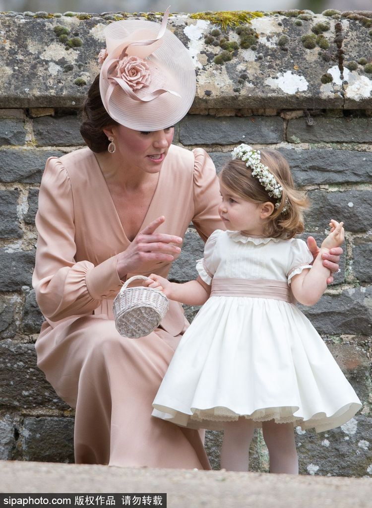 妹妹結(jié)婚凱特王妃忙壞了 照顧倆萌娃場(chǎng)面溫馨有愛