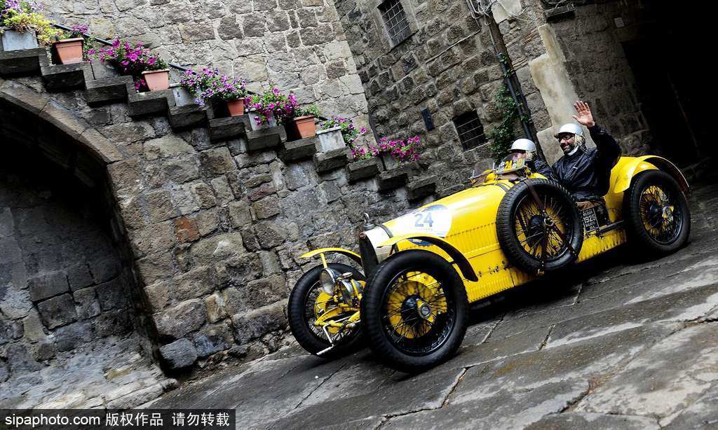 意大利小鎮上演“1000 Miles”老爺車賽 各式各樣重溫經典