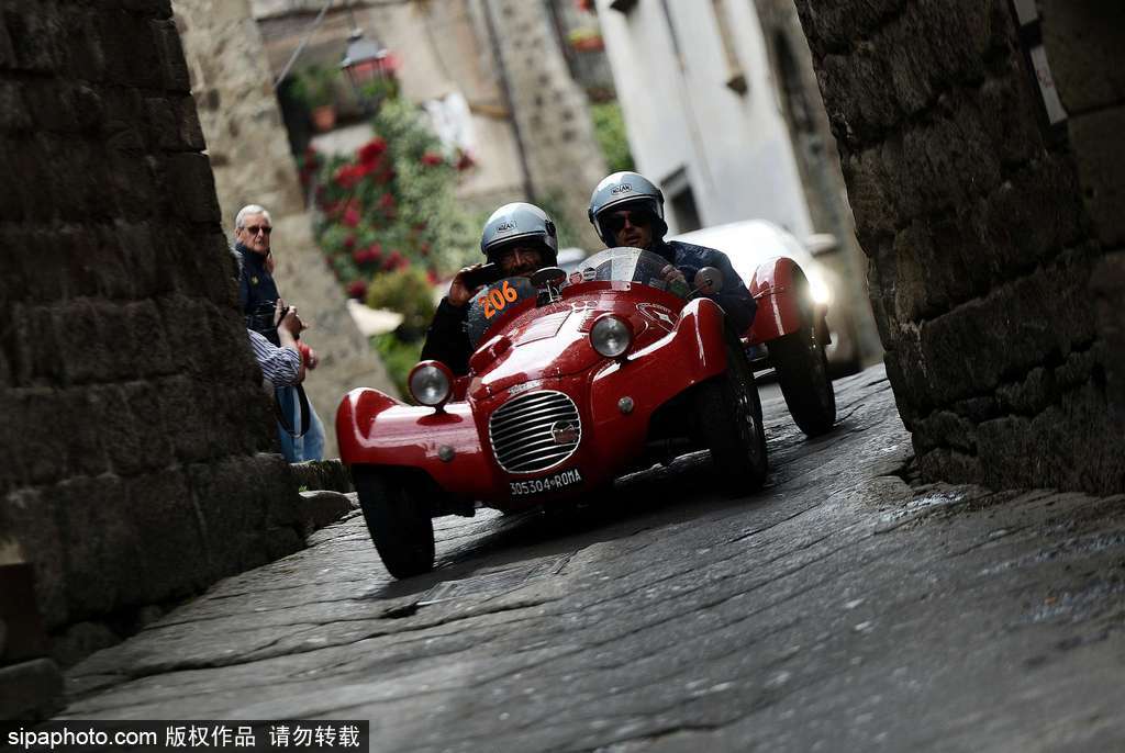 意大利小鎮上演“1000 Miles”老爺車賽 各式各樣重溫經典