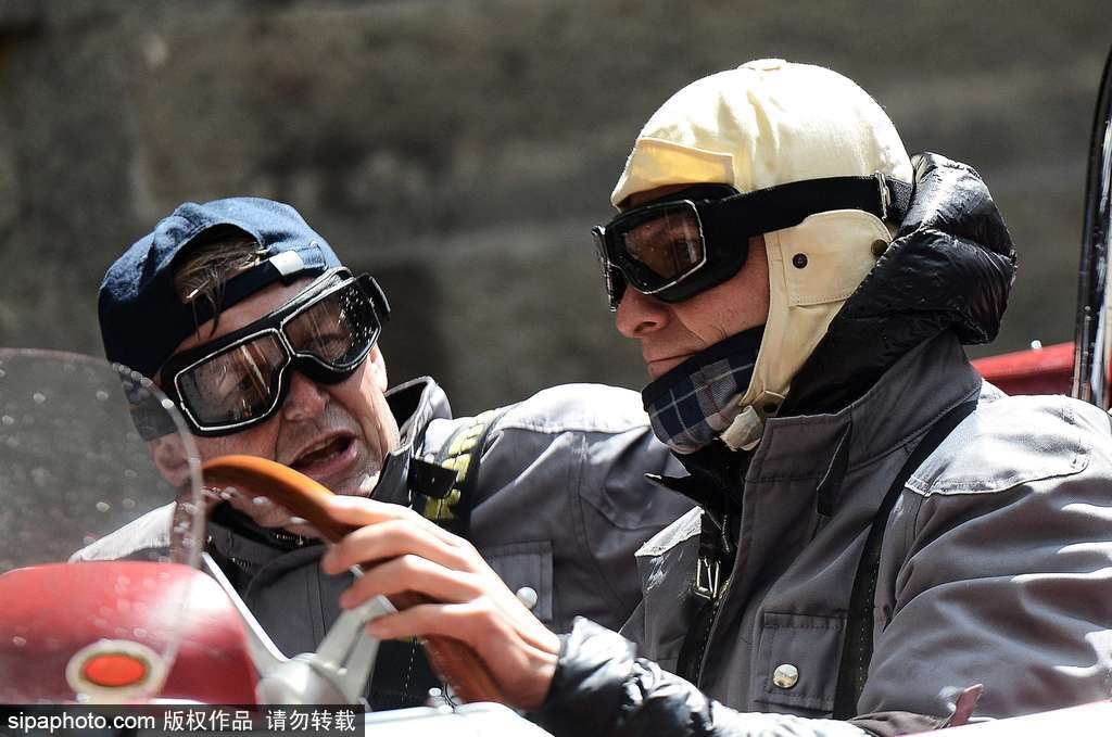 意大利小鎮上演“1000 Miles”老爺車賽 各式各樣重溫經典